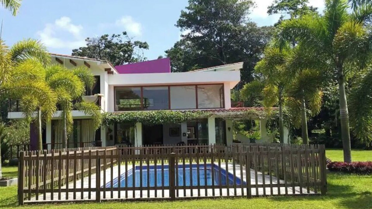 Big Creek Villa | 4 Bedroom Villa 200 mts from the beach with pool