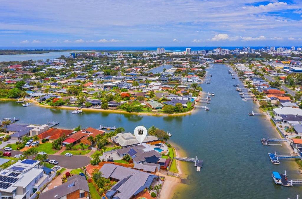 Maroochydore House | 4 bedroom with large water frontage and pool, reverse air conditioning