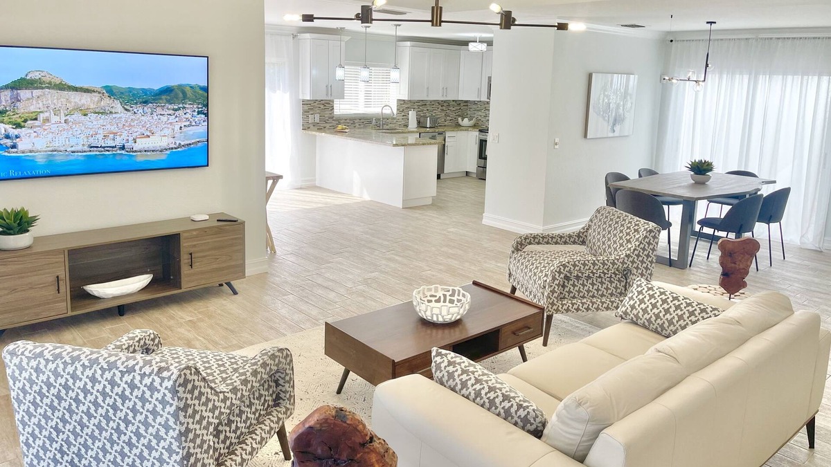 Park Shore House | 4 bedrooms 2 bathrooms only steps away from the beach and downtown