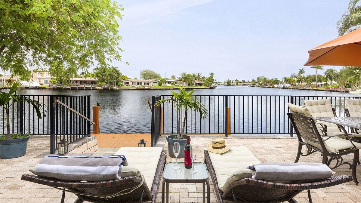 Cypress Lakes House | 4 bedrooms/4bathroom House 1 mile from Beach on Wide Canal with Pool and Jacuzzi