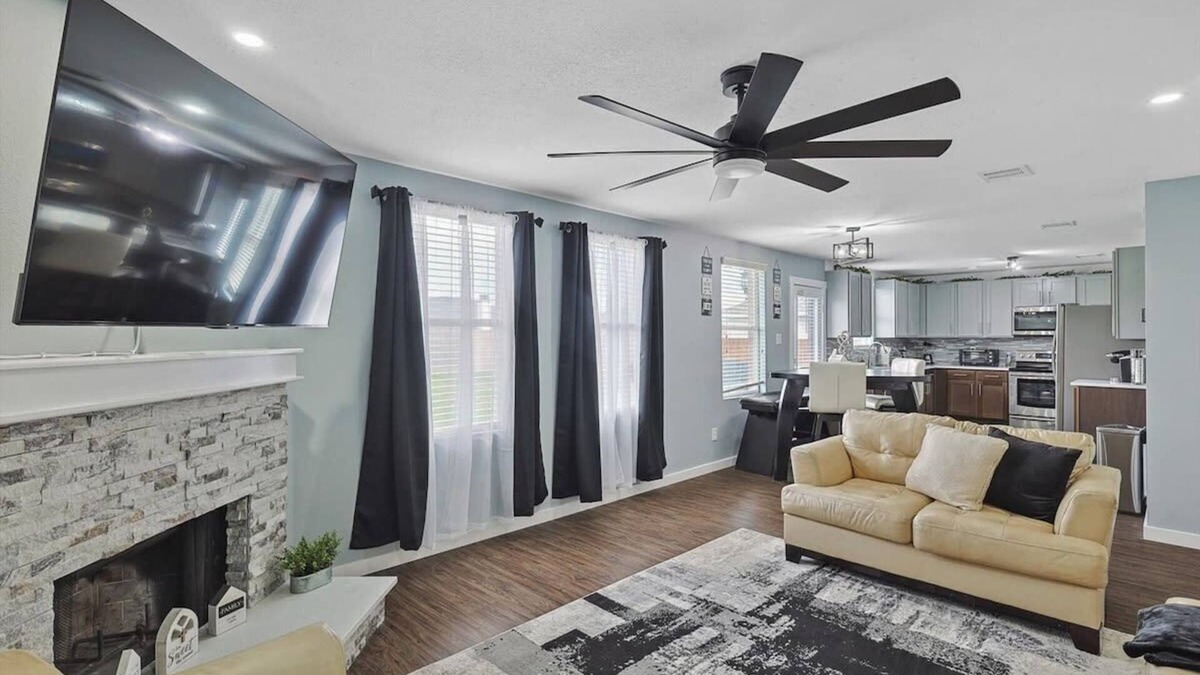 South Arlington House | 4 Bedrooms, Brick Retreat with Gameroom & Backyard