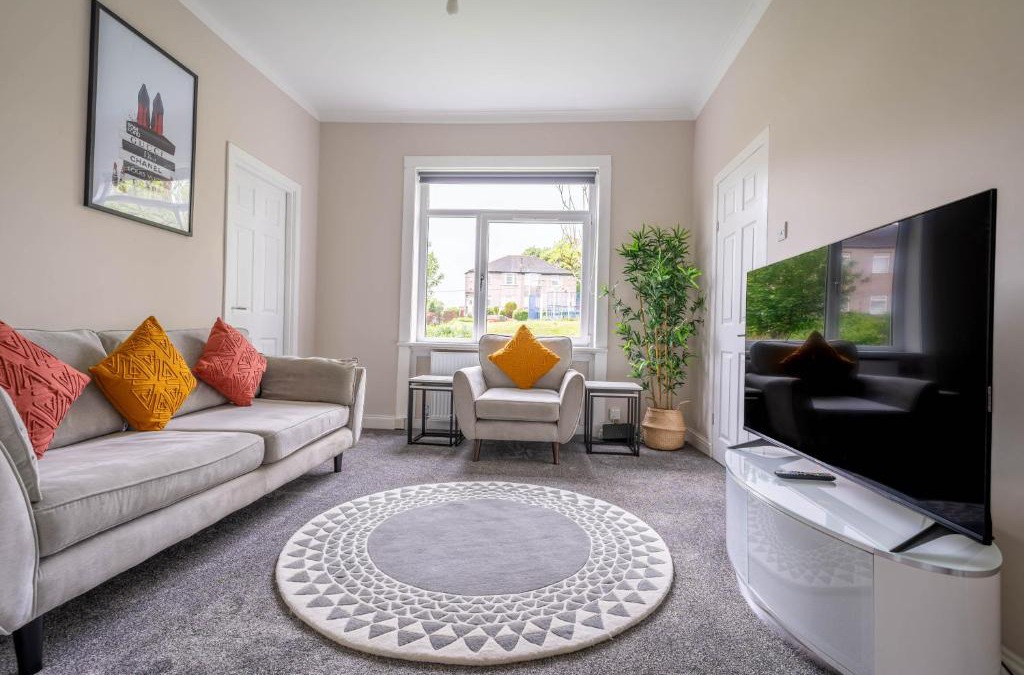 Cardonald Apartment | 4 Bedrooms Homely House - Sleeps 6 Comfortably with 6 Double Beds,Glasgow, Free Street Parking, Business Travellers, Contractors, & Holiday-Goers, Near All Major Transport Links in Glasgow & City Centre