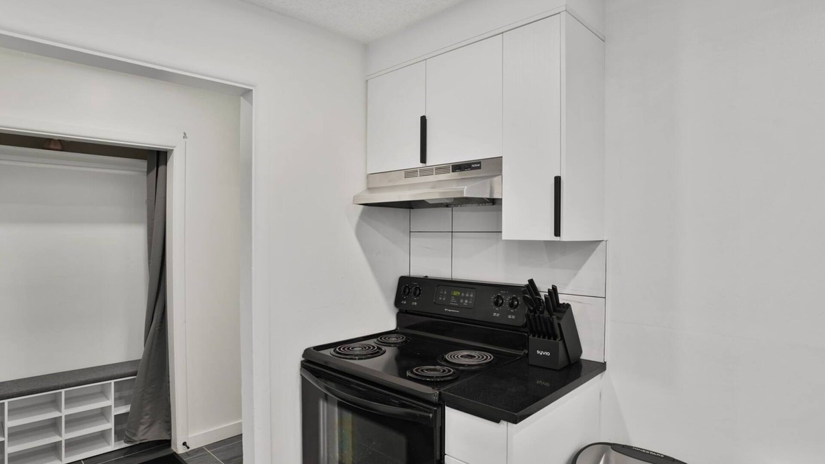 Northwest Calgary House | 4 Beds |2 Baths |King Beds|Close to U of C & Nose Hill Park