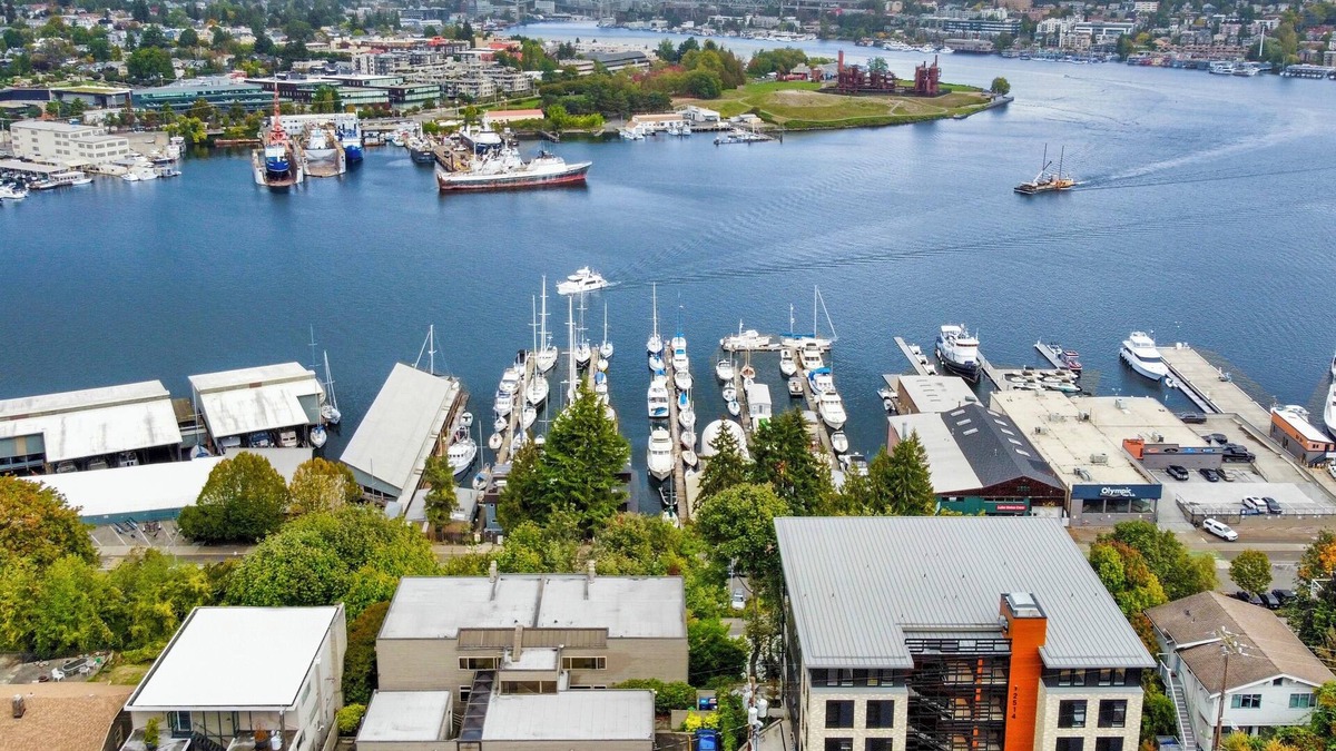 East Queen Anne Condo | 4 Beds Cozy Condo w/Stunning Lake Union, Mountain & Seattle City View