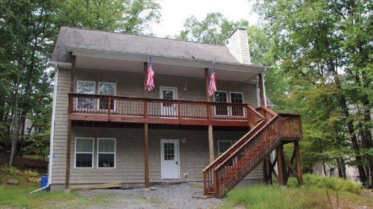 Lackawaxen House | 4 BR 3 Bath Centrally located in amenity filled community of Masthope. Sleep 12