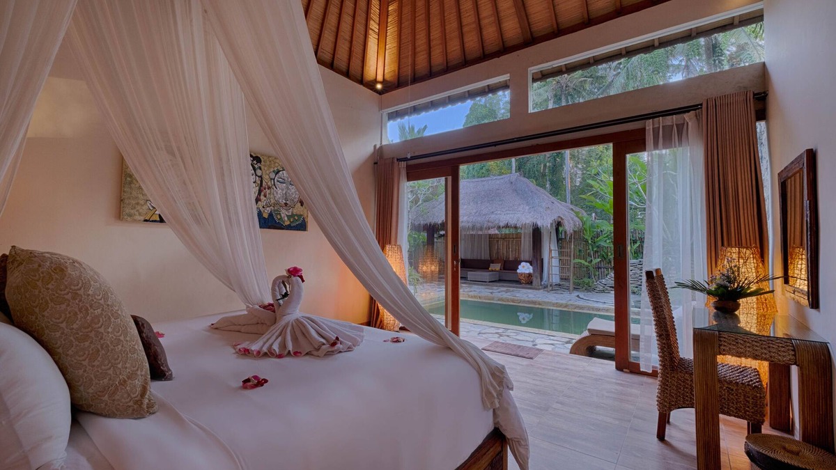 Ubud Villa | 4 BR Contemporary Elegance Villa in Ubud with Ethnic Touch and Tatched Roof