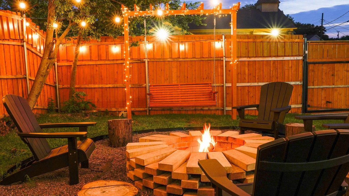 South Dallas - Fair Park Villa | 4 BR , Large Yard with HOT TUB, Fire pit,Basket ball hoop