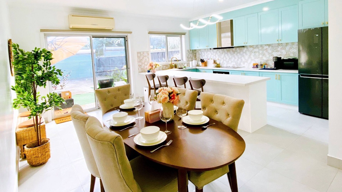 Yarraville House | 4 BR Townhouse Awesome Location 8 km to Melbourne CBD