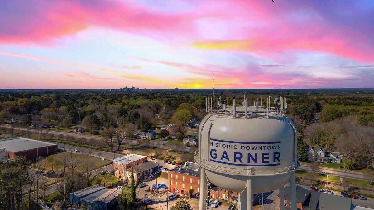 Garner House | 4 BRs/3 Full Baths - Stroll to Coffee, Bakery, Wine Bar - Downtown Garner