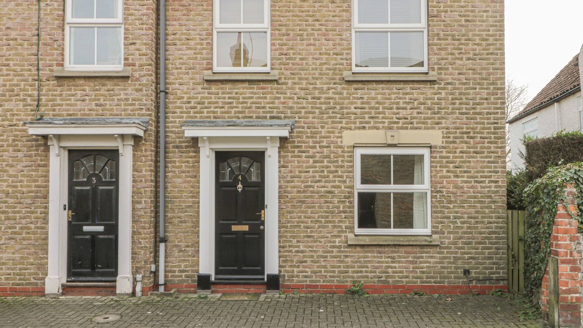 South Cave Cottage | 4 CASTLE MEWS, pet friendly, with a garden in South Cave