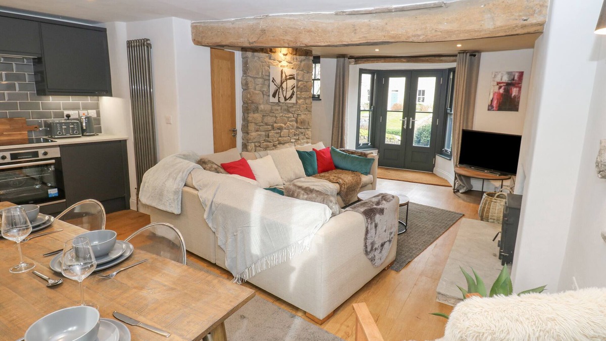 Bowes House | 4 CASTLE TERRACE, pet friendly, with open fire in Barnard Castle