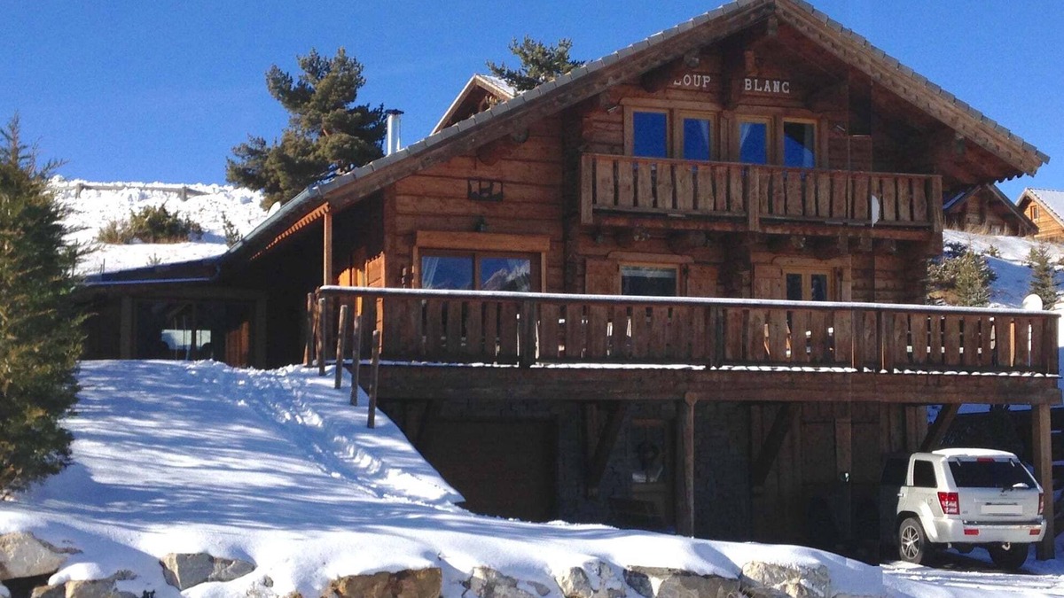 La Joue du Loup Ski Chalet | 4 * charming chalet on the slopes 14 people SPA