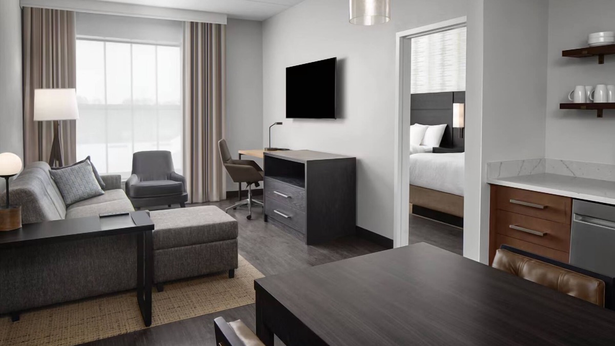 Isle of Palms Hotel | 4 Comfort-Focused Suites w/Kitchen, Heated Pool Access & Mayo Clinic Shuttle