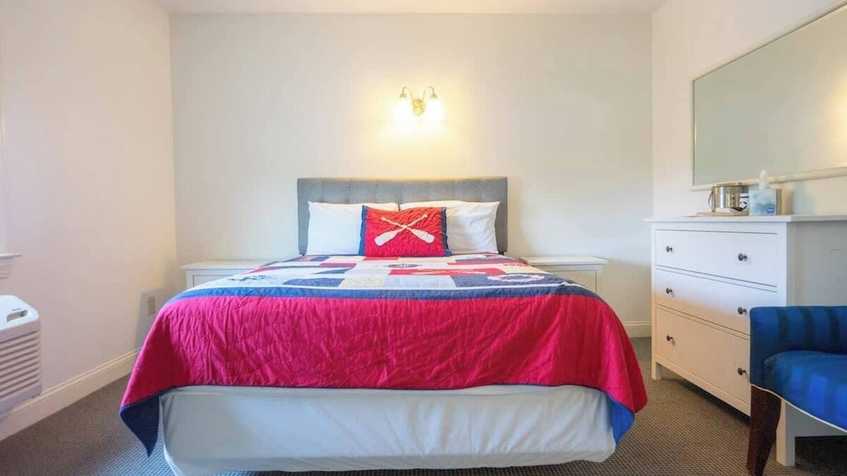 Middletown Hotel | #4 | Comfy Room w/Queen-bed