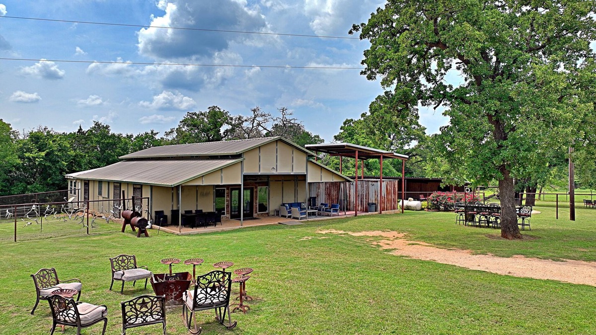 Waelder House | 4 D Guest Ranch Barndominium on 260 acres with 300 animals & 2 stocked ponds