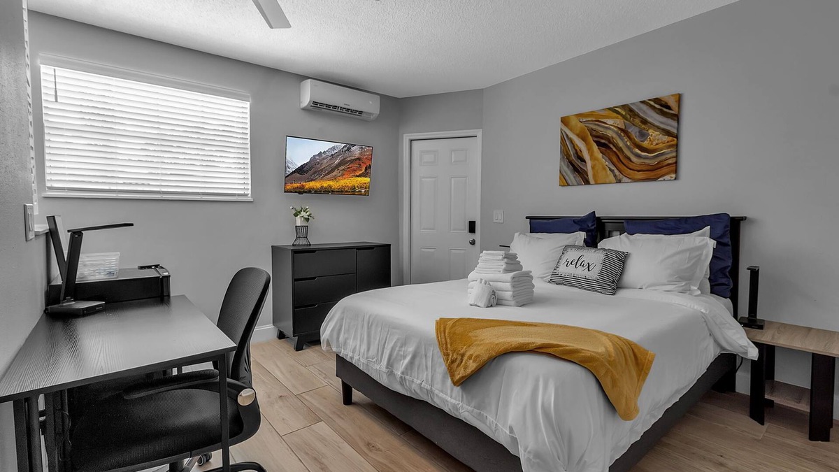 Bayshore Gardens Apartment | #4 Deluxe Queen Bed w/Private Bath & Entrance