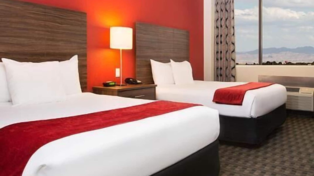Downtown Las Vegas Hotel | 4 Deluxe Two Queen Rooms at The D Las Vegas