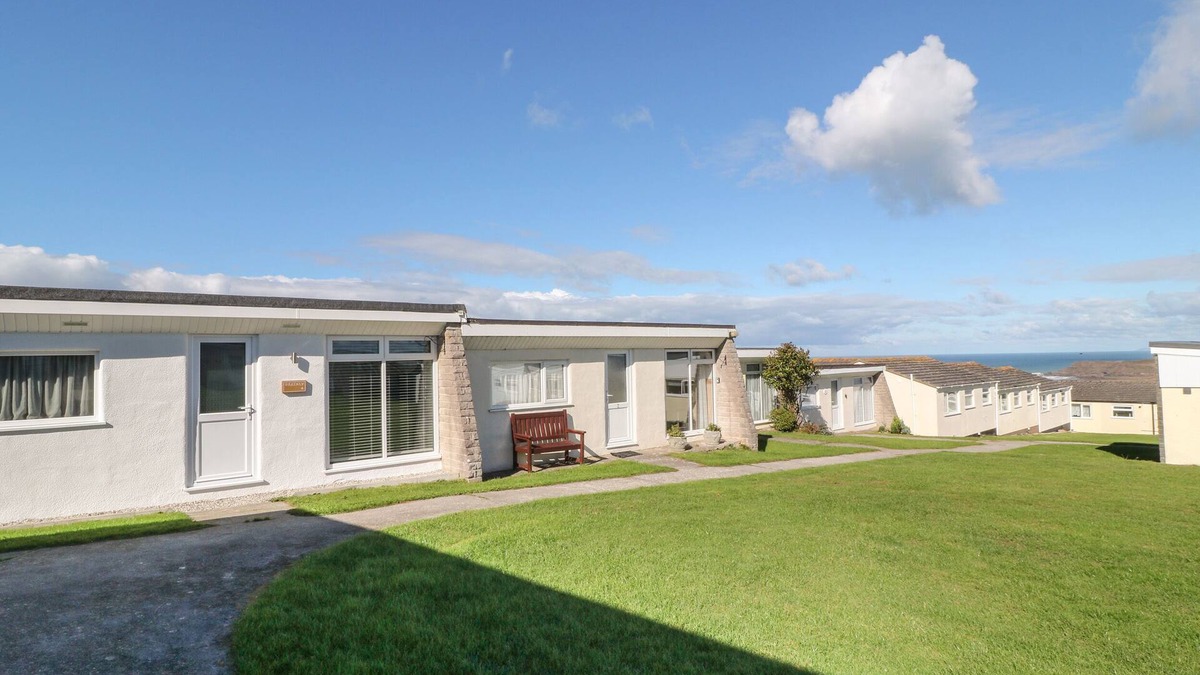 Widemouth Bay Cottage | 4 DRECKLY, pet friendly, character holiday cottage in Widemouth Bay