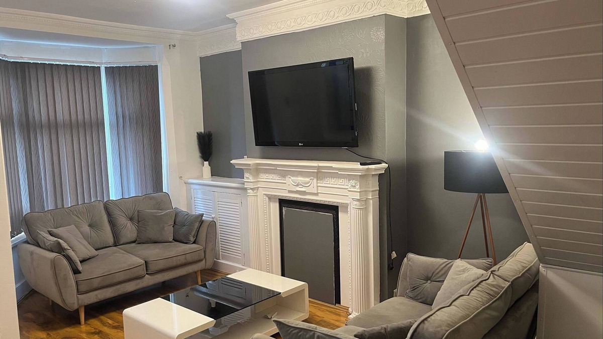 Leicester House | 4-Guest Charm Home w/Street Parking & WiFi & Party