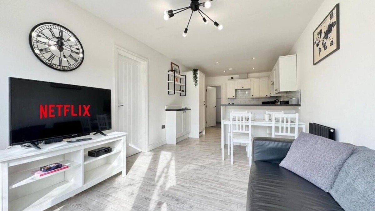 Doncaster Apartment | 4 Guests - 2 Bedrooms - Parking - 9min City Centre