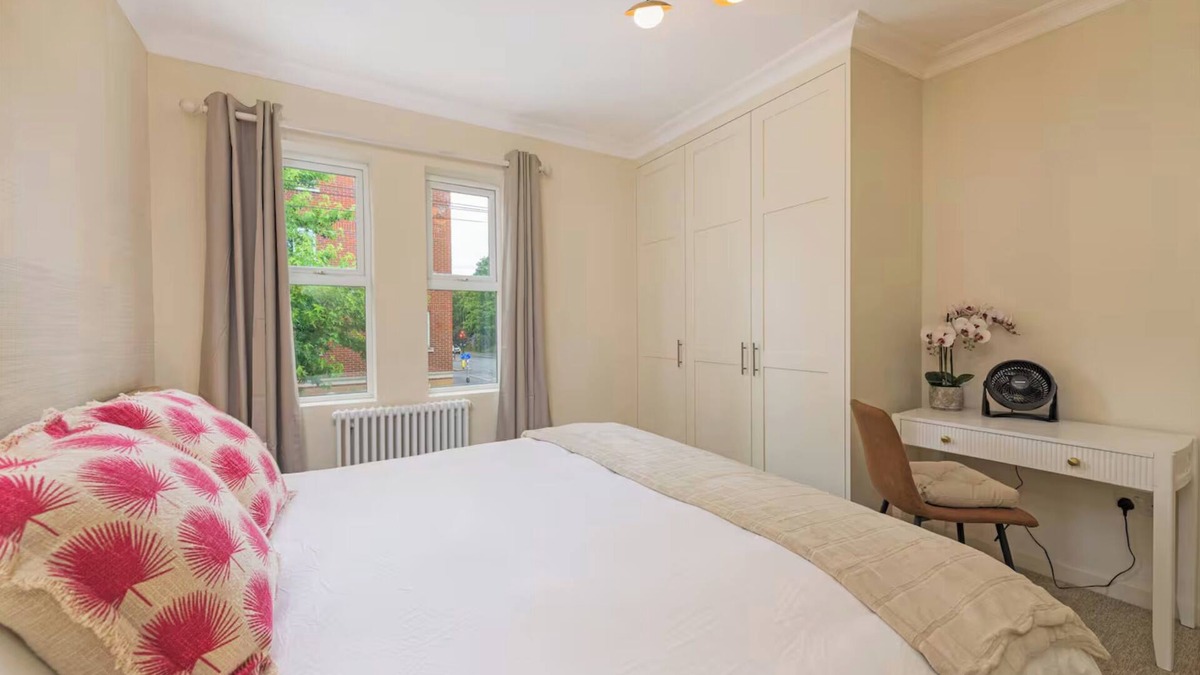 Wimbledon Apartment | 4 Guests - 20min to London - Free Parking - PetsOk