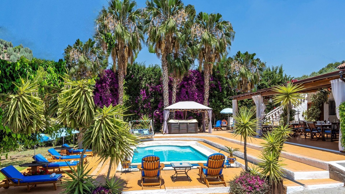 Canillas de Aceituno Villa | 4 Holiday Homes near beach, lake and mountains + Pool + Jacuzzi for 10 guests