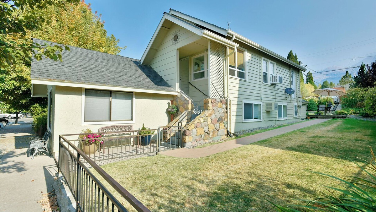 Mount Shasta House | 4 Homes in downtown Mt. Shasta sleeps 24!