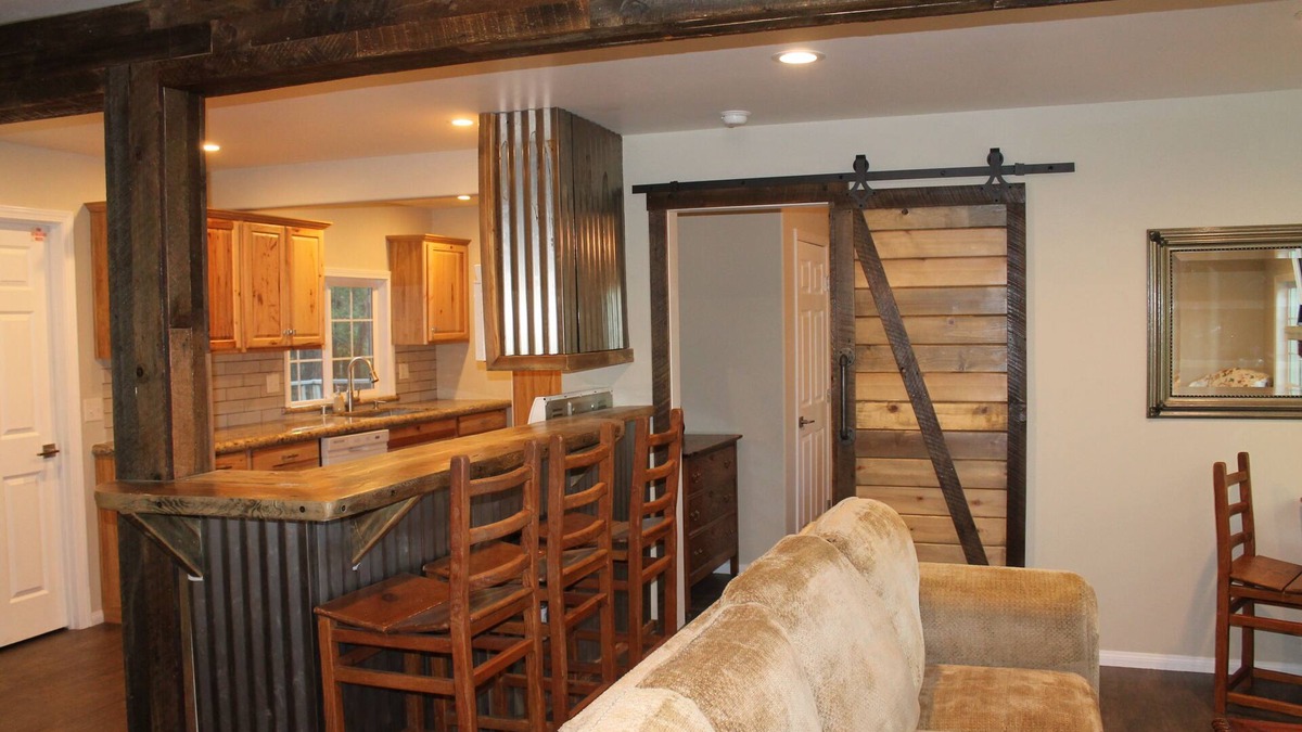 The Village House | 4 HOUSES FROM THE VILLAGE, Remodeled, WiFi/Smart TV, W/D, Fireplace, Pets, Clean