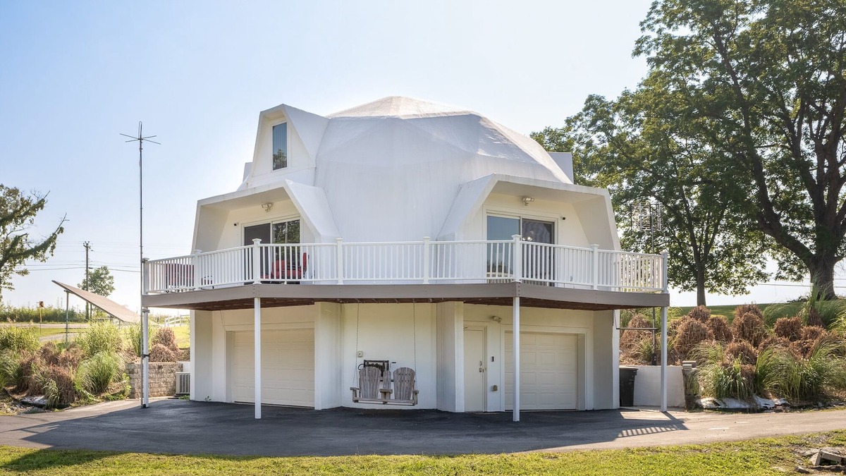 Normal House | 4 King Beds - Fast WiFi - Garage - Huge Yard