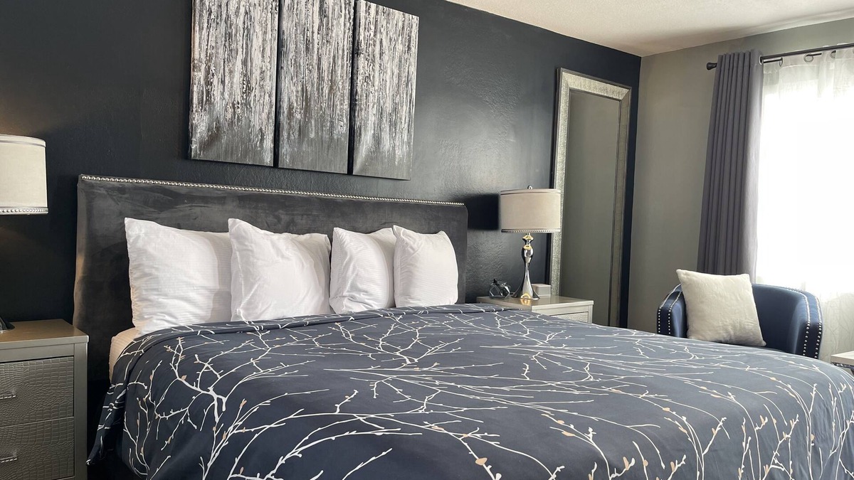 Two Harbors Hotel | #4 King- Vine & Branches Inn -2 minute walk to Burlington Bay!