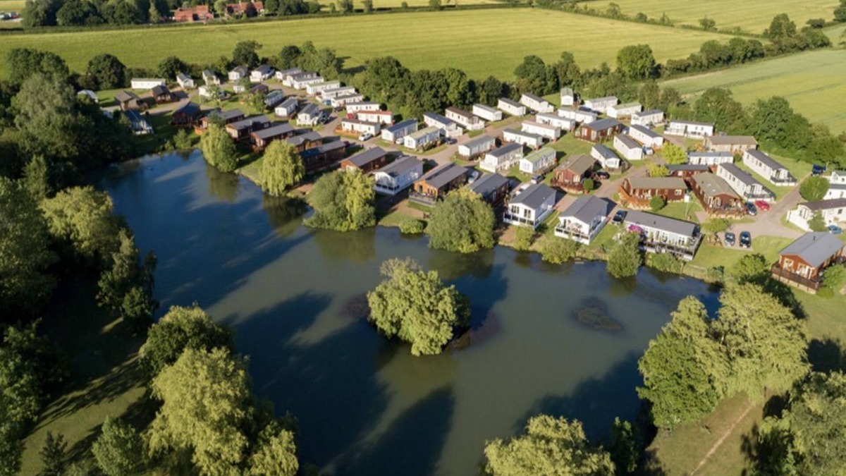 Saxmundham Cottage | 4 Lakeside (6) - sleeps 6 guests in 3 bedrooms