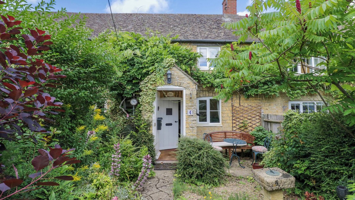 Bourton Cottage | 4 LANSDOWN COTTAGES, pet friendly in Bourton-On-The-Water