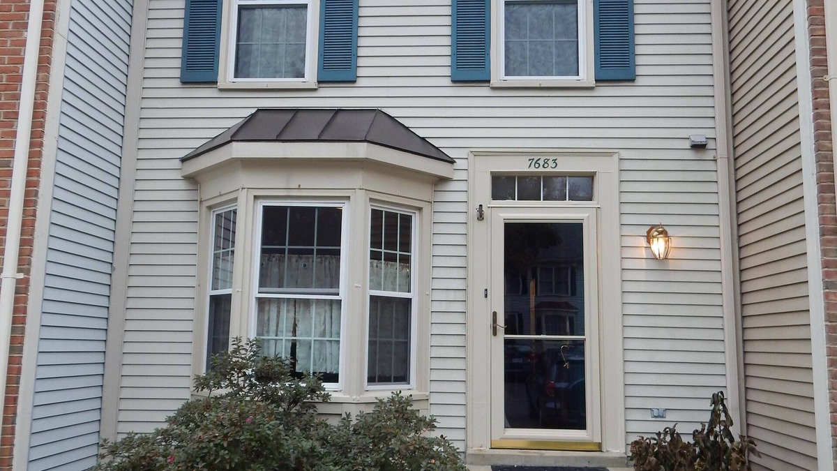 Newington House | 4 Levels Of Comfortable Townhome With Modern Features.