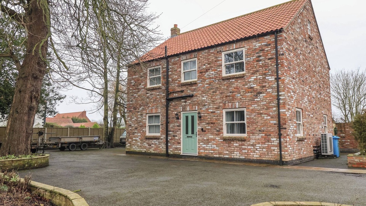 Withernsea Cottage | 4 MANOR GARTH, pet friendly, country holiday cottage in Withernsea