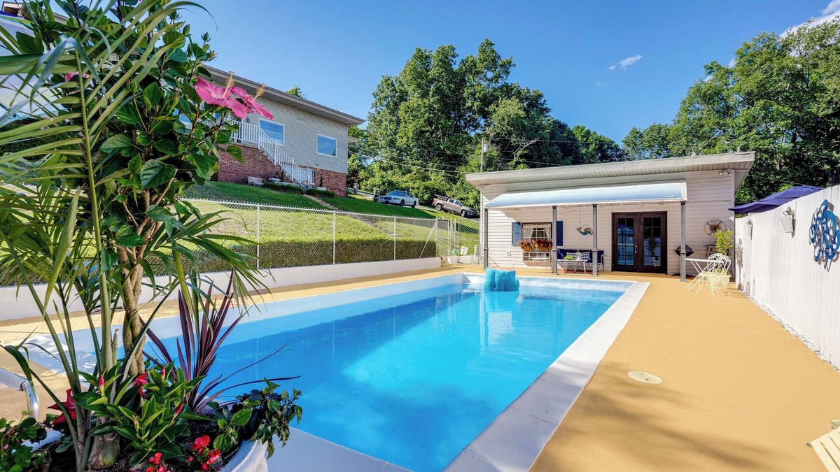 Chattanooga Apartment | 4 Mi to Downtown Chattanooga: Studio w/Hot Tub