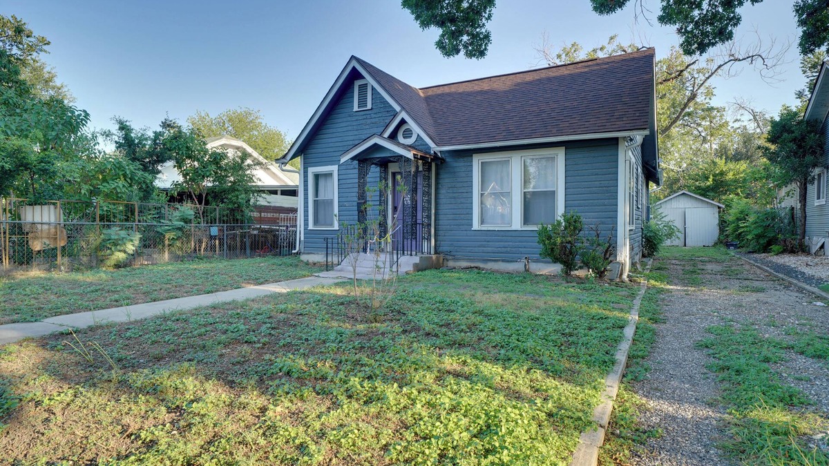 Highland Park Cottage | 4 Mi to Downtown! Cozy Bungalow in San Antonio