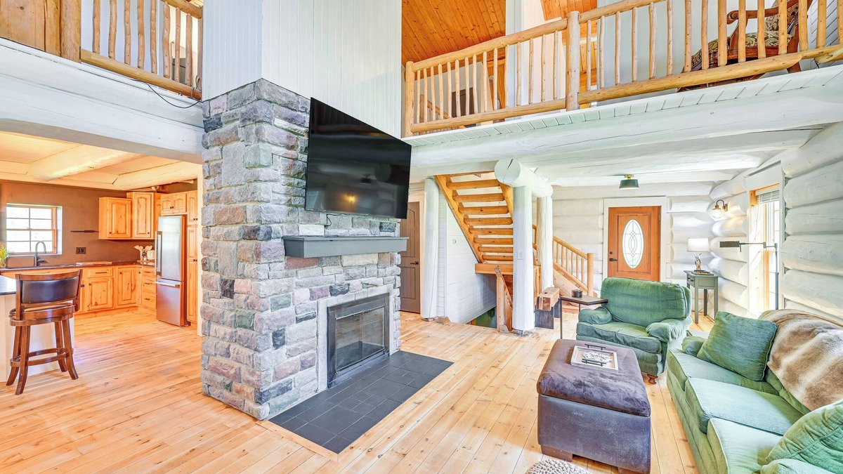 Jonesville Cabin | 4 Mi to Dtwn: Spacious Family Cabin in Jonesville!