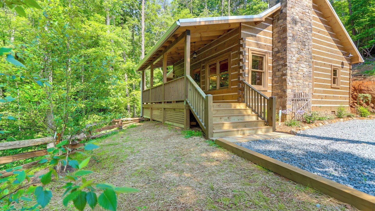 Cherry Log Cabin | 4 Mi to Fall Branch Falls: Peaceful Cabin w/Deck