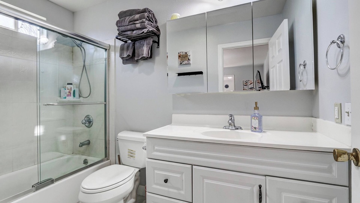 Chinatown House | 4 miles away to Strip Cozy Private guest house Private Big Yard with Wi-Fi, AC
