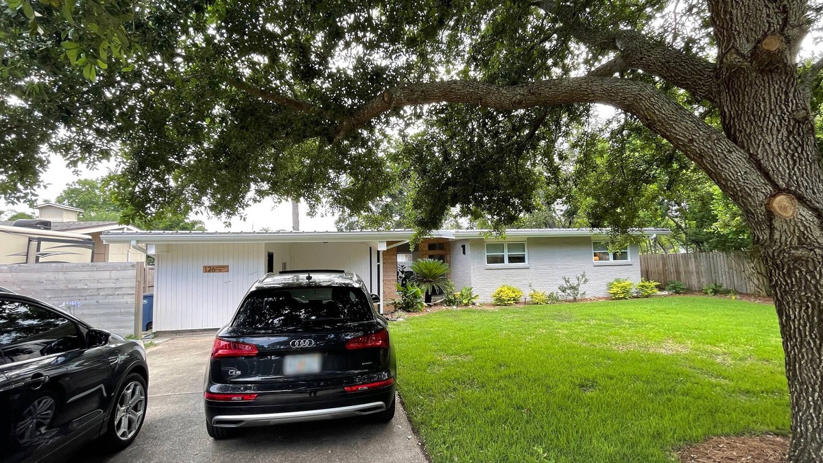 Pensacola House | 4 miles either way to Pensacola Beach or downtown Pensacola!