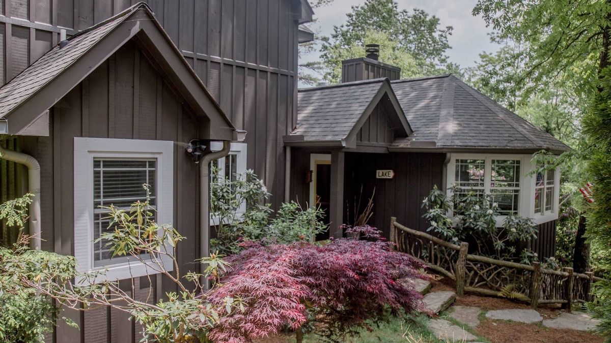 Mirror Lake Cabin | 4 Min. to Town, 2 Fireplaces, 2 King Suites, Screened Porch, Wooded Yard