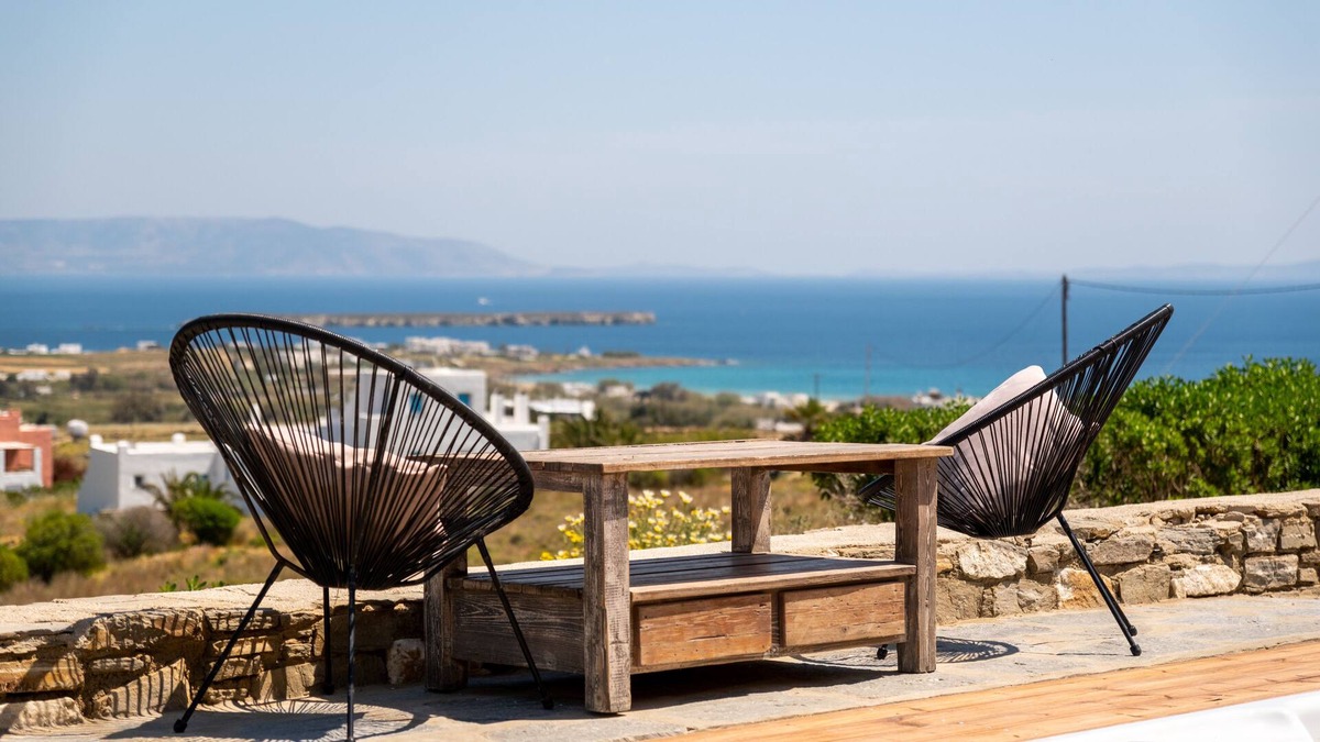 Drios Apartment | 4 mins drive, Golden Beach. Grandma babysitting and daycare