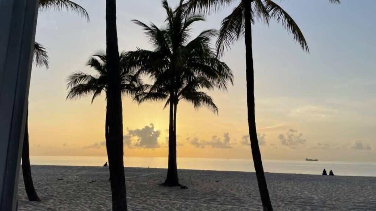 Lauderdale Beach House | 4 Minute Walk to the Beach
