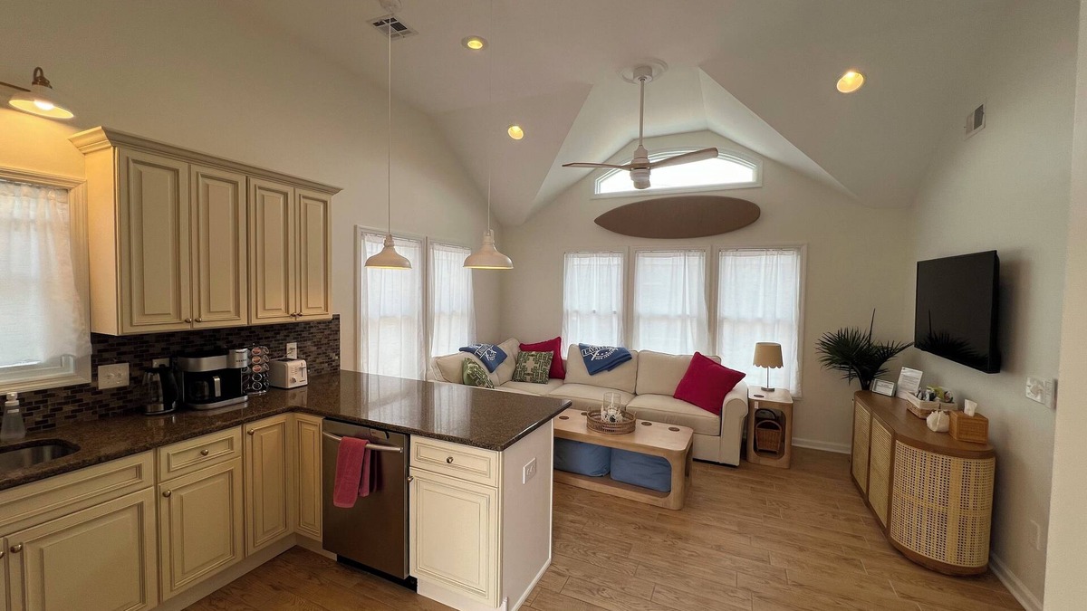Lavallette House | 4 minute walk to the beach! Walking distance to restaurants and shopping!