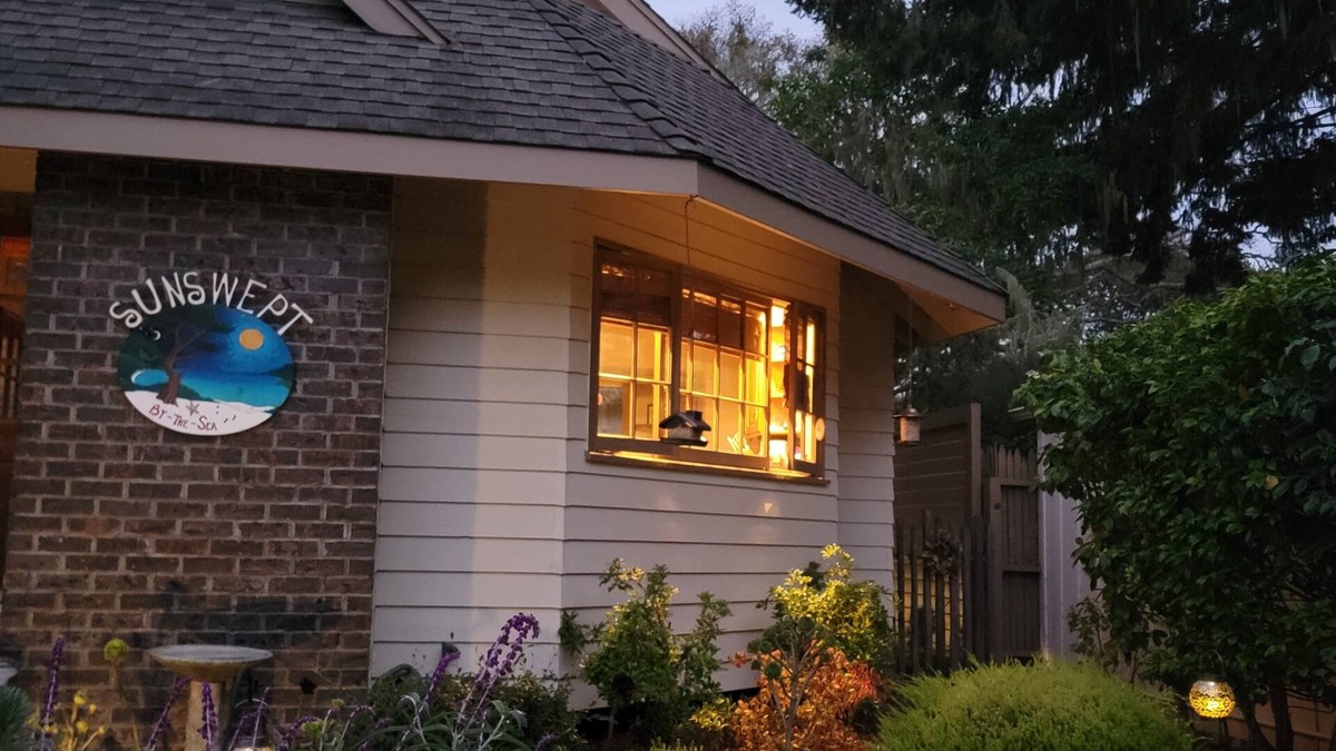 Northwest Carmel House | 4 minute walk to the beach or town!