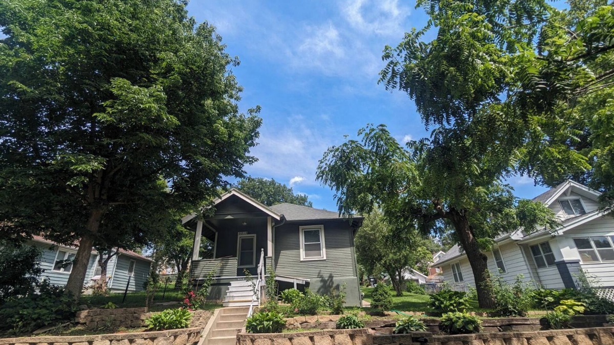 Omaha House | 4 minutes to zoo & 10 minutes to downtown! 2 bedroom, 3 bed home w/patio & yard