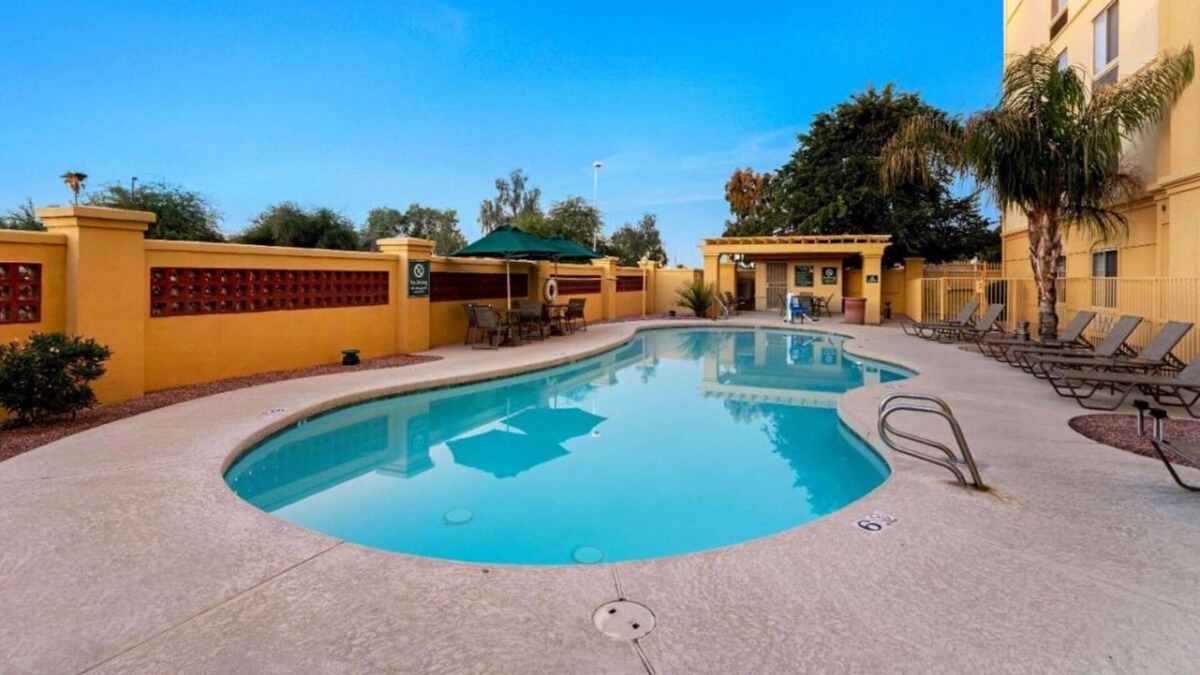Superstition Springs House | 4 N/S King Bed One-Bedroom w/ Pool View at La Quinta Inn & Stes by Wyndham Mesa