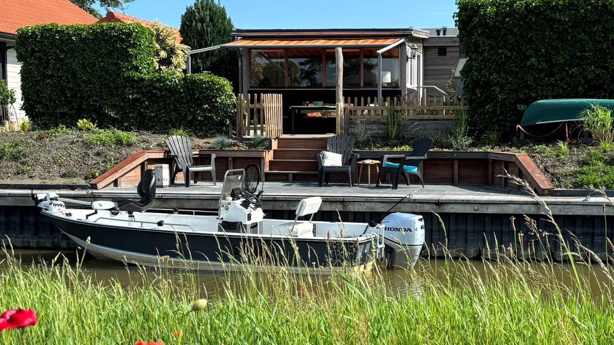 Anjum Ski Chalet | 4 pers house Cecil with own fishing spot on a dutch chanel