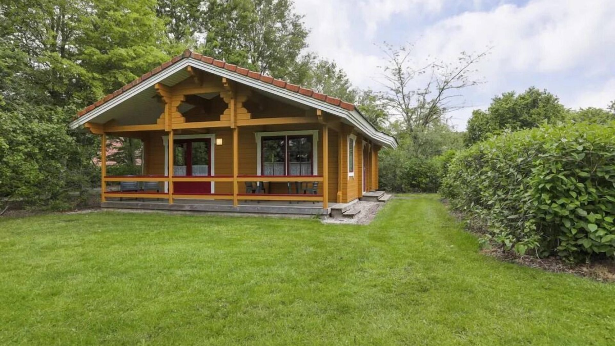 Gramsbergen House | 4-person bungalow with private sauna, veranda, dishwasher and washing machine at park ’t Hooge Holt near Gramsbergen and nature.