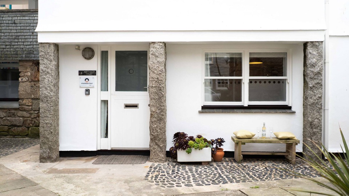 St Ives Cottage | 4 Porthmeor Court - Central St Ives - On-Site Parking